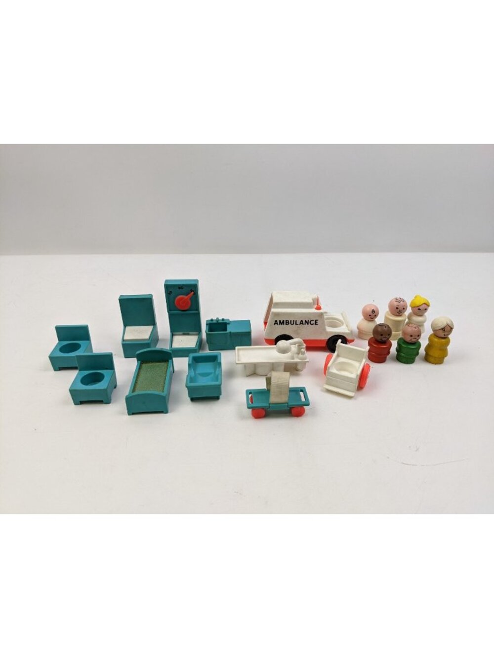Vintage Fisher-Price Little People Children’s Hospital #931 Lot Rare Pieces Xray